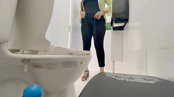 Baño Publico Grabando A Ejecutiva De Banco thumbnail