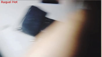 Milf foi para o swing transou na cabine e gozou gostoso na pau do negão que conheceu lá