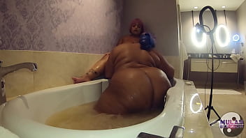 Steamy bbw bathtub pussy feast