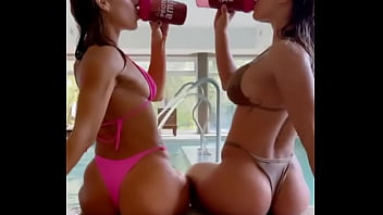 Putas Mojadas Mostrando Sus Culazos thumbnail