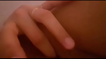 Que rico se mete el dedo