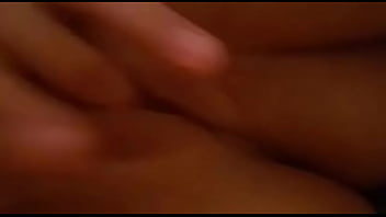 Que rico se mete el dedo