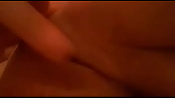 Que rico se mete el dedo