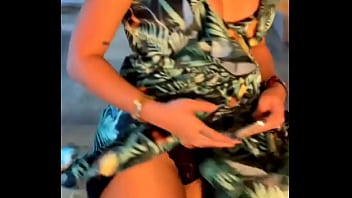 Sara uribe en un descuido muestra su ropa interior