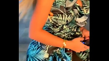 Sara uribe en un descuido muestra su ropa interior Sara uribe en un descuido muestra su ropa interior