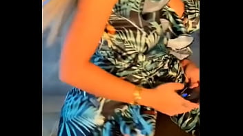 Sara uribe en un descuido muestra su ropa interior