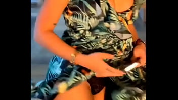 Sara uribe en un descuido muestra su ropa interior