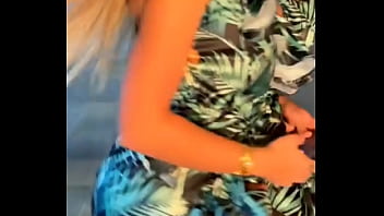 Sara uribe en un descuido muestra su ropa interior