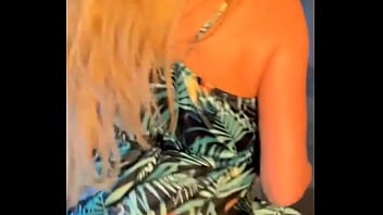 Sara uribe en un descuido muestra su ropa interior