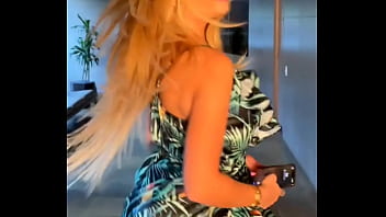 Sara uribe en un descuido muestra su ropa interior