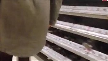 Safada vai a loja de material de construcao para se exibir