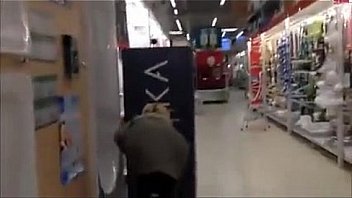 Safada vai a loja de material de construcao para se exibir