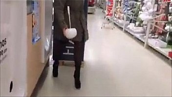 Safada vai a loja de material de construcao para se exibir