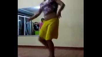 Morrita grabada bailando muy puta