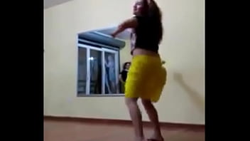 Morrita grabada bailando muy puta
