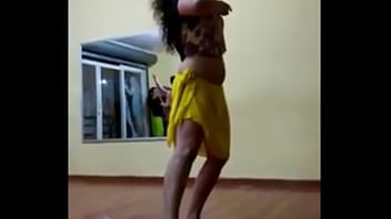Morrita grabada bailando muy puta