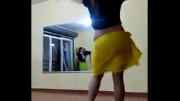 Morrita grabada bailando muy puta