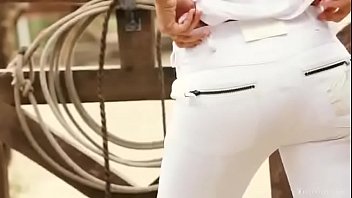 ДЕВУШКА ПОКАЗЫВАЕТ СВОИ ПРЕЛЕСТИ