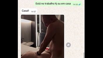Casada novata me mandando mensagem após sua primeira experiência com comedor realizando o fetiche do corno