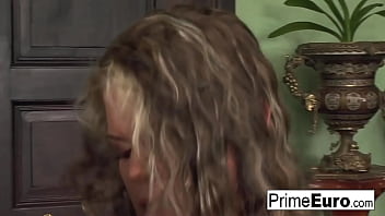 Hot babe loves the cock