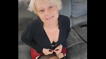 Cc mon cheri tu aimerais venir derrière moi pour me bouffer le cul