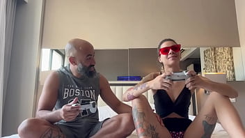 Jogando videogame com o meu namorado ele socou o controle na minha buceta e meteu no meu cuzinho