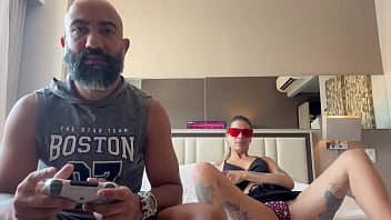 Jogando videogame com o meu namorado ele socou o controle na minha buceta e meteu no meu cuzinho