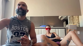 Jogando videogame com o meu namorado ele socou o controle na minha buceta e meteu no meu cuzinho