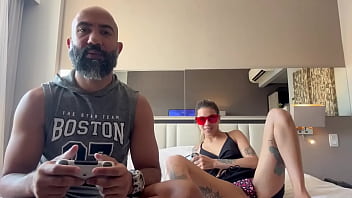 Jogando videogame com o meu namorado ele socou o controle na minha buceta e meteu no meu cuzinho