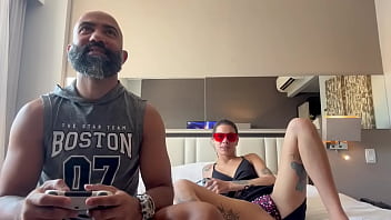 Jogando videogame com o meu namorado ele socou o controle na minha buceta e meteu no meu cuzinho Jogando videogame com o meu namorado ele socou o controle na minha buceta e meteu no meu cuzinho