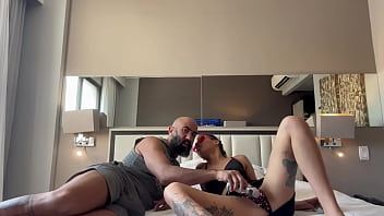 Jogando videogame com o meu namorado ele socou o controle na minha buceta e meteu no meu cuzinho