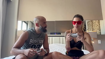 Jogando videogame com o meu namorado ele socou o controle na minha buceta e meteu no meu cuzinho