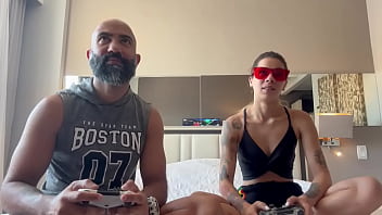 Jogando videogame com o meu namorado ele socou o controle na minha buceta e meteu no meu cuzinho