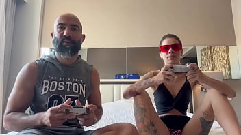 Jogando videogame com o meu namorado ele socou o controle na minha buceta e meteu no meu cuzinho Jogando videogame com o meu namorado ele socou o controle na minha buceta e meteu no meu cuzinho