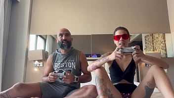 Jogando videogame com o meu namorado ele socou o controle na minha buceta e meteu no meu cuzinho Jogando videogame com o meu namorado ele socou o controle na minha buceta e meteu no meu cuzinho