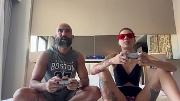 Jogando videogame com o meu namorado ele socou o controle na minha buceta e meteu no meu cuzinho