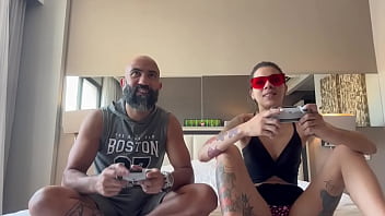 Jogando videogame com o meu namorado ele socou o controle na minha buceta e meteu no meu cuzinho