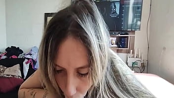 Mamando uma rola pela manhã