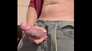 Sensualizando e exibindo o pau grande e grosso pra uma mina no chat