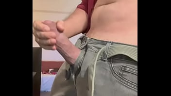 Sensualizando e exibindo o pau grande e grosso pra uma mina no chat