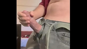 Sensualizando e exibindo o pau grande e grosso pra uma mina no chat