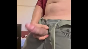 Sensualizando e exibindo o pau grande e grosso pra uma mina no chat