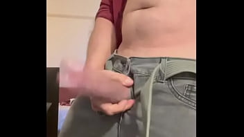 Sensualizando e exibindo o pau grande e grosso pra uma mina no chat