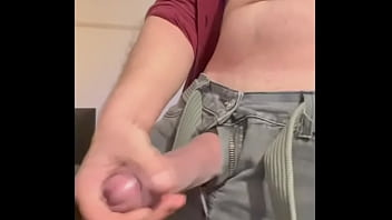 Sensualizando e exibindo o pau grande e grosso pra uma mina no chat