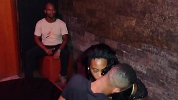 Dou minha buceta para outro pela primeira vez na frente do corno inútil