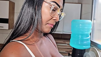 Rabuda desempenha sua função na cozinha