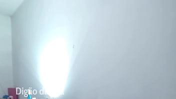 Duas gostosas fudendo com o digão da ilha