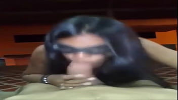 Acabe dos veces en su rica garganta