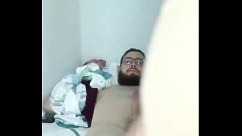 Mi vecino barbudo entra a mi cuarto y me hace venir rico