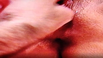 Lamiendo un coño jugoso